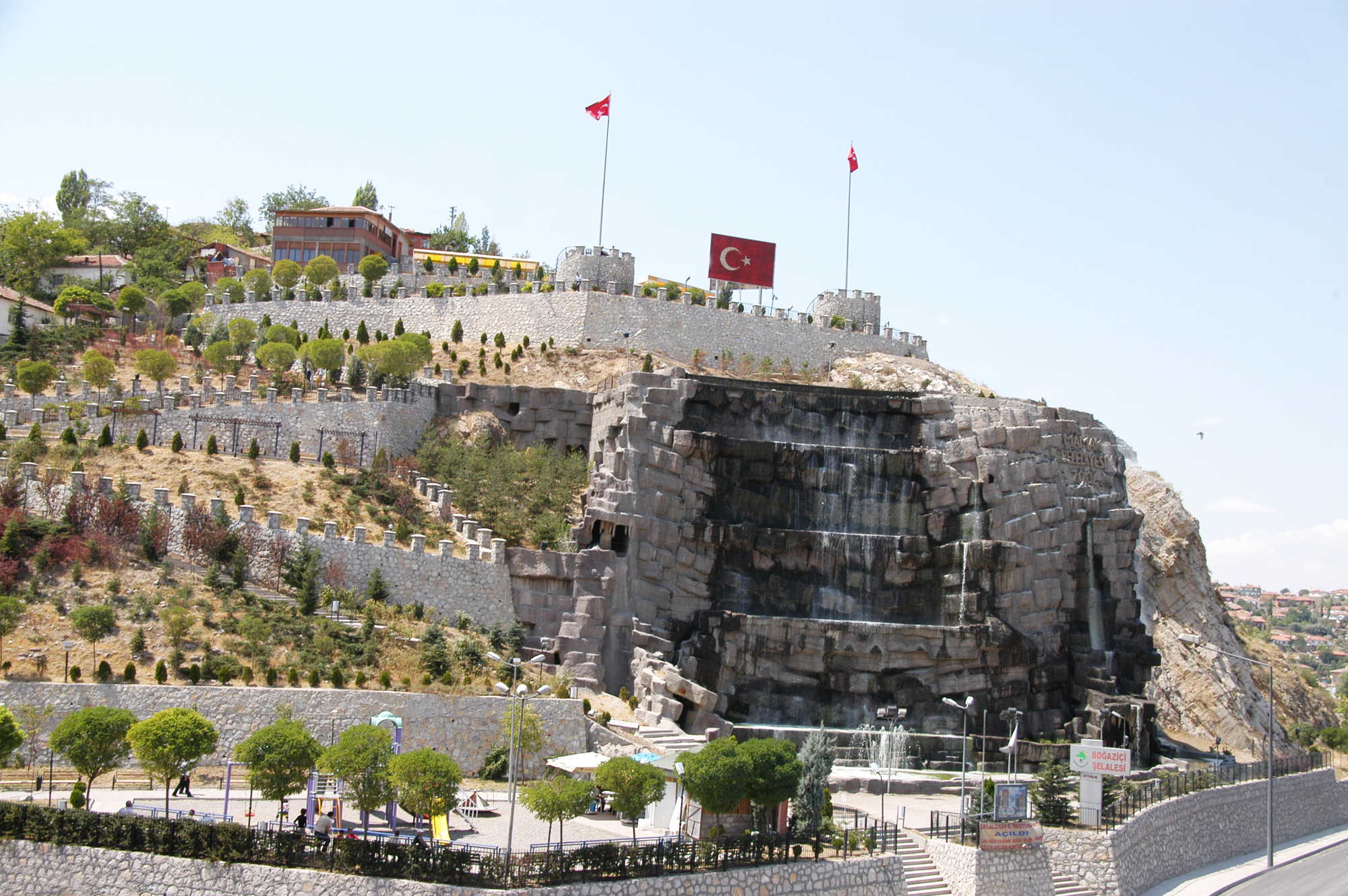 Mamak Boğazi̇çi̇ Mah.kale Ve Şelaleli̇ Park