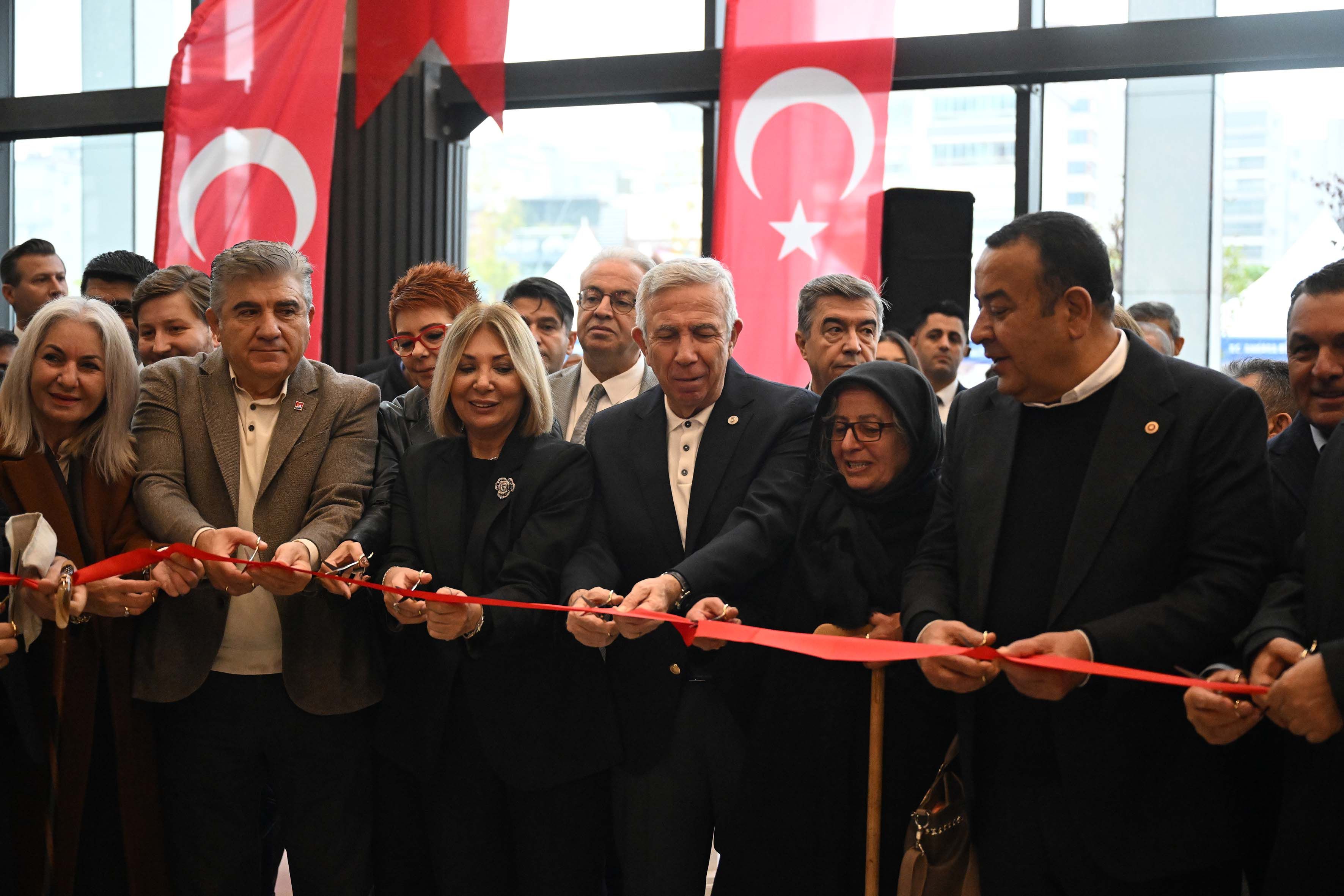 ABB Başkanı Mansur Yavaş, Cumhuriyet Yüzme Havuzu ve Spor Kompleksi’ni Hizmete Açtı