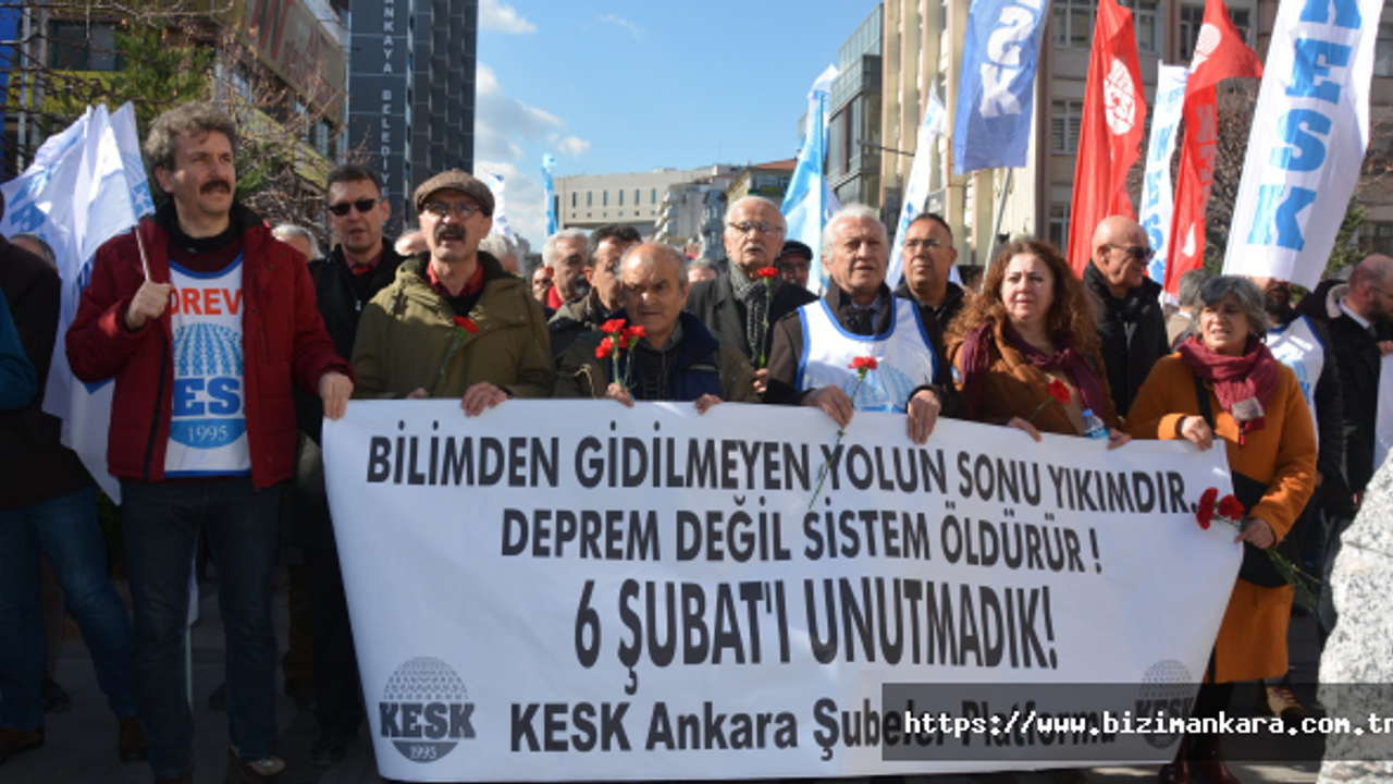 KESK Ankara Üyeleri Depremin Birinci Yılında Kızılay Genel Müdürlüğü Önüne Yürüdü