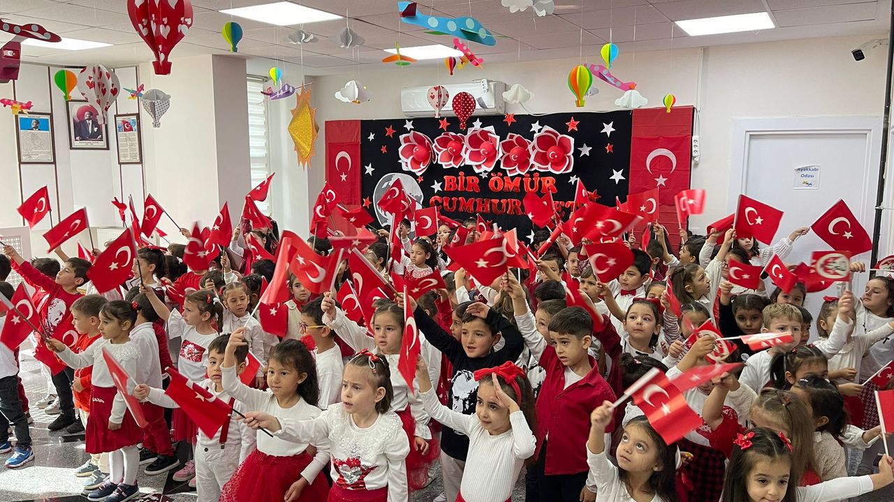 Pursaklar'da Miniklerden Cumhuriyet Bayramı Kutlaması