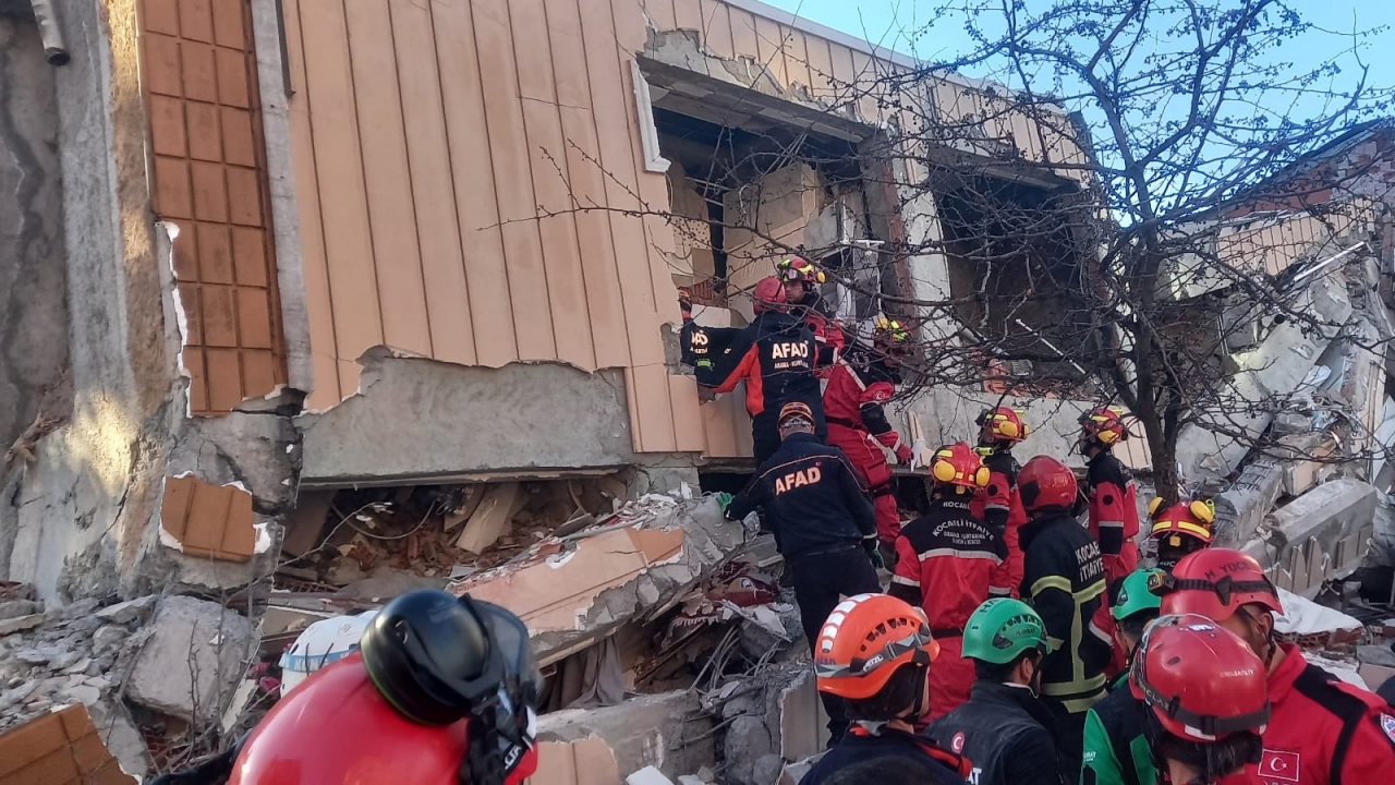 Gebze’de Çöken Binada 5 Kişi Aranıyor