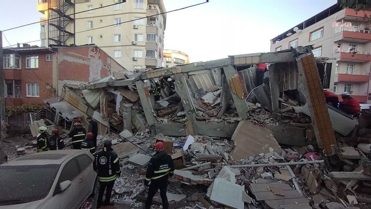 Kocaeli'de 6 Katlı Bina Çöktü: Enkazda Kalanlar Var