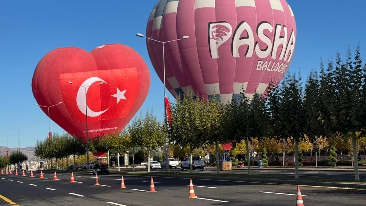 Ankara'da Sıcak Hava Balonları Gösterisi