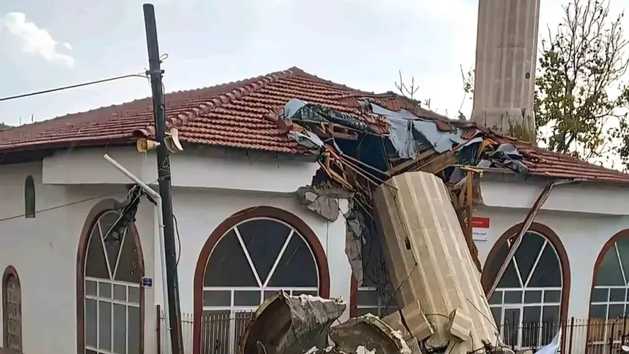 Ayaş'ta Cami Minaresi Yıkıldı