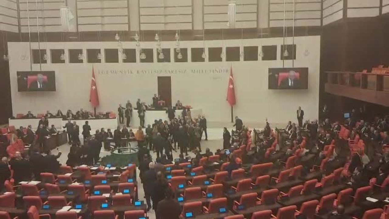 Meclis'te Yoklama Kavgası: Gelmeyen AKP'li Oradaymış Gibi Yaptı