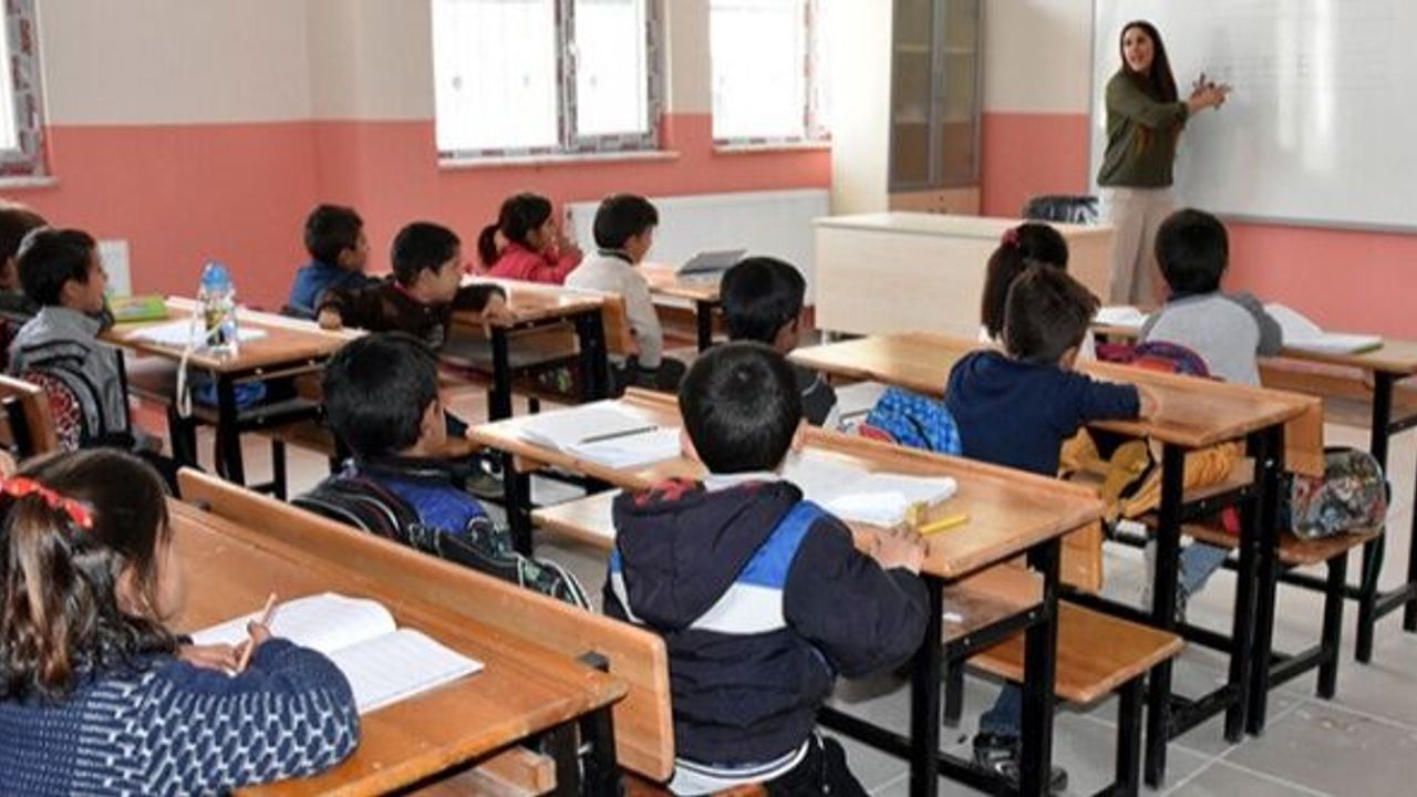 Cuma Günü Okullar Tatil Edildi