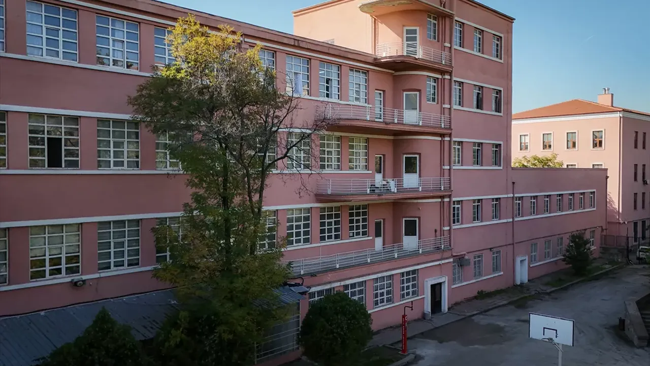 Ankara'daki Zübeyde Hanım Lisesi 7 Alanda Eğitim Veriyor