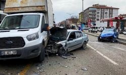 Çubuk'ta Kafa Kafaya Çarpışan Otomobillerde 5 Kişi Yaralandı