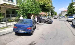 Ankara'da Kontrolden Çıkan Otomobil Yayaya ve Park Halindeki Araçlara Çarptı