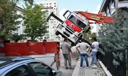 Ankara'da Bir Binanın Çatısına Malzeme Taşıyan Vinç Yan Yattı