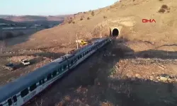 Başkentray Treni Kaya ile Çarpıştı, Makinist Yaralandı