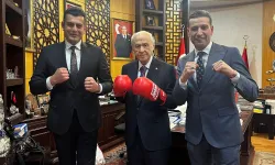 Bahçeli'den 'Boks Eldivenli' Poz