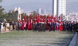 Gençlik ve Spor Bakanı Bak, Gençlerle, Anıtkabir'i Ziyaret Etti