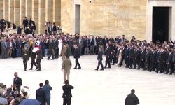 Müsavat Dervişoğlu, Partisinin Gençlik Kolları'yla Anıtkabir'i Ziyaret Etti