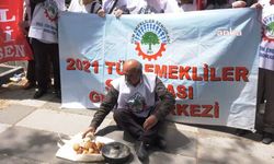 Emekliler, TÜİK Önünde Enflasyon Verilerini Protesto Etti: Getirin Sandığı, Emekliler Size Kırmızı Kartını Gösterecek