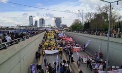 Ankara'da 1 Mayıs Kutlamaları: Ulus'ta Toplanan Emekçiler, Kutlamaların Yapılacağı Tandoğan Meydanı'na Yürüyüşe Başladı