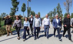 Özgür Özel, Mansur Yavaş ile Başkent'in Parklarını Gezdi
