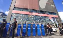 Gürsel Tekin, CHP İstanbul İl Başkanlığına Polis Eşliğinde Girdi