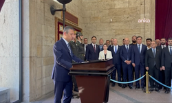CHP Genel Başkanı Özel Anıtkabir'de: "Bugün Ağır Saldırılar Altında Olan Partimizi Ne Olursa Olsun Savunacağız"