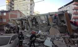 Kocaeli'de 6 Katlı Bina Çöktü: Enkazda Kalanlar Var