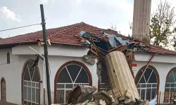 Ayaş'ta Cami Minaresi Yıkıldı