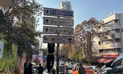 Ankara'da Gündem Olan Kızılay Tabelasının Yanında Bir Kişi Bıçaklandı: Tabelanın Etrafı Dikenli Tellerle Örüldü