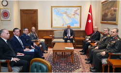 Bülent Arınç'tan Tom Barrack'ın MSB'deki Fotoğrafına Tepki: İzahı Güç Bir Protokol Hatası