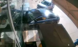 Ankara'da Otomobil Pastaneye Girdi