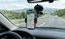 Araç Sahiplerine Yeni Yasak: Ön Cama Telefon Tutucu Takana Ceza ve Trafikten Men