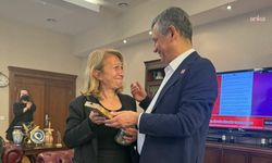 Özgür Özel, Genel Başkanlık Mührünü Muğla Milletvekili Öneş Derici'ye Verdi