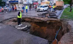 Ankara'da Sağanak Hayatı Felç Etti: Yol Çöktü