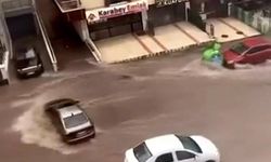 Ankara'da Şiddetli Yağış Etkili Oldu: Sulara Kapılan Araçlar Sürüklendi