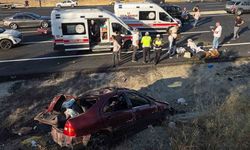 Ankara'da Kontrolden Çıkan Otomobil Karşı Şeride Geçti: 1 Ölü, 7 Yaralı