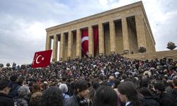 Sağanak Yağışa Rağmen Anıtkabir'e Ziyaretçi Akını