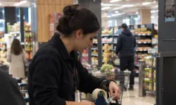 Ankara'da Zincir Markette Müşteri Çantasına Bant Uygulaması: Belediyenin Tebligatı Sonrası Son Verildi