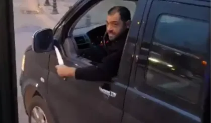 Ankara'da Elinde Bıçakla Halk Otobüsünün Önünü Kesti, Yolcular Dehşeti Yaşadı
