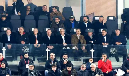 Siyasi İsimler Gençlerbirliği - Manisa FK Maçında Bir Araya Geldi