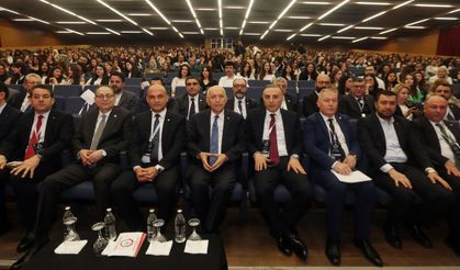 Yenimahalle Belediye Başkanı Fethi Yaşar Eczacılık Zirvesi'ne Katıldı