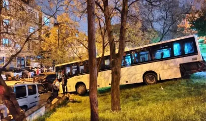 Etimesgut'ta Otobüs Parka Daldı
