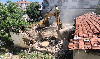 Mamak’ta Tehlikeli Yapılar Kaldırılıyor