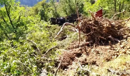 Nallıhan'da İtfaiye Aracı Uçurumdan Düştü