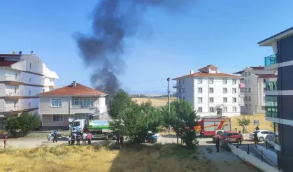 Garajda Park Halinde Bulunan Araç Yanarak Kül Oldu