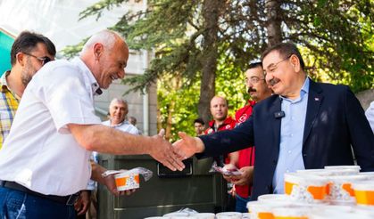 Gölbaşı Belediyesi'nden Vatandaşlara Aşure İkramı