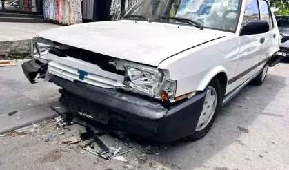 Ankara'da Minibüs Park Halindeki Araçlara Çarptı