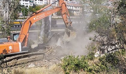 Pursaklar'da Metruk Yapılar Temizleniyor