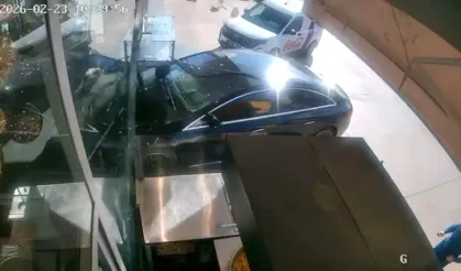 Ankara'da Otomobil Pastaneye Girdi