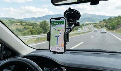 Araç Sahiplerine Yeni Yasak: Ön Cama Telefon Tutucu Takana Ceza ve Trafikten Men