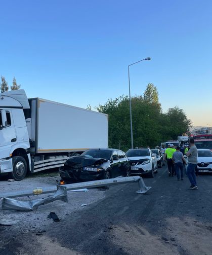 Freni Patlayan Tır Karşı Şeride Geçti: 3 Ölü, 7 Yaralı
