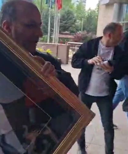 Kemal Kılıçdaroğlu'nun Fotoğrafı, CHP Genel Merkezi'ne Asıldı