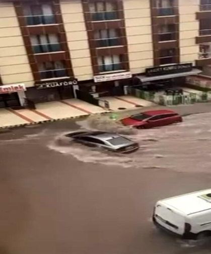 Ankara'da Şiddetli Yağış Hayatı Olumsuz Etkiledi
